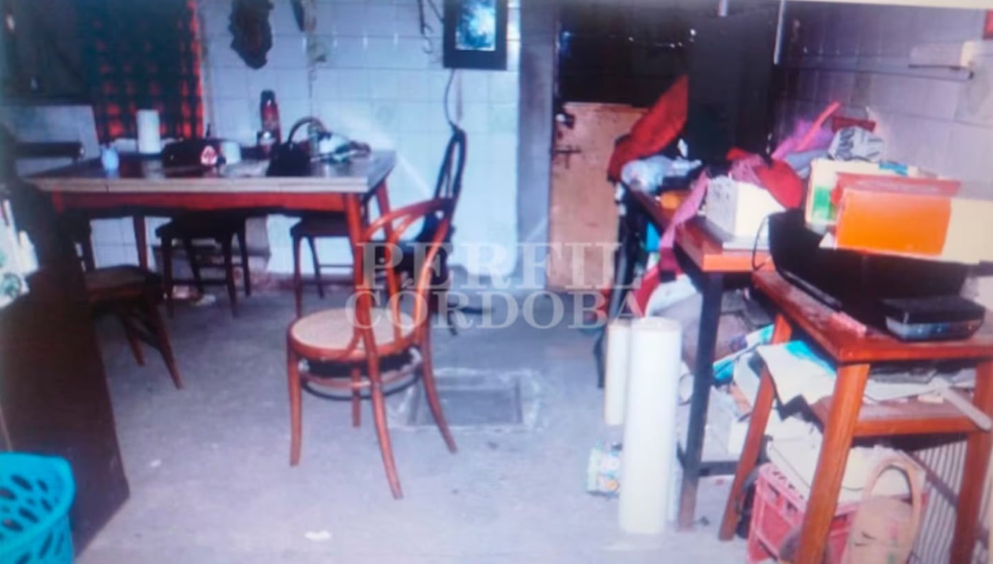 Interior de la casa de Claudio Barrelier, con muebles y objetos desordenados