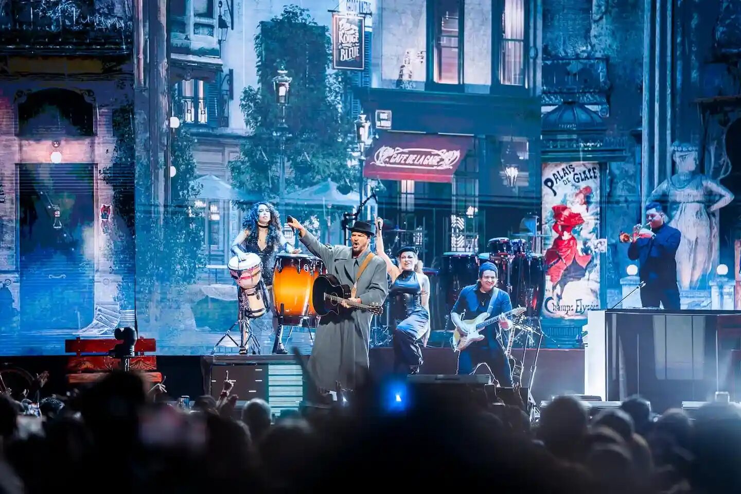 Ricardo Arjona durante un concierto en Perú con su banda