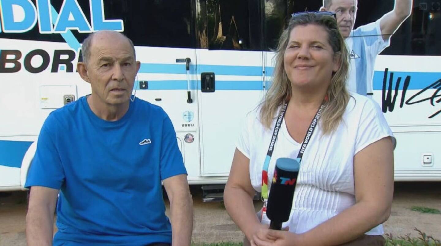 Ricardo Bochini y una periodista durante una entrevista sobre la Selección Argentina