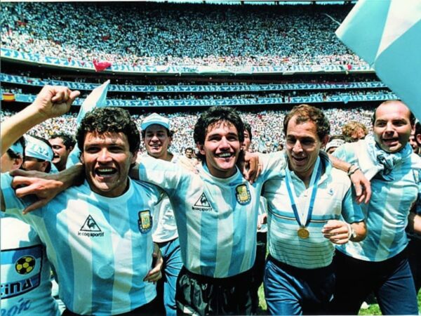 Ricardo Bochini y jugadores de la Selección Argentina celebrando en el Mundial 1986