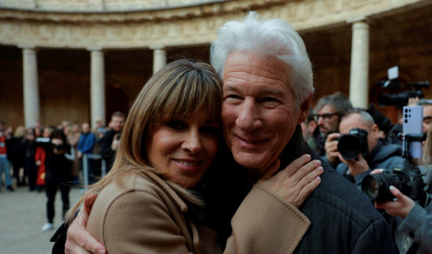 Richard Gere abrazando a Alejandra Silva en un evento público