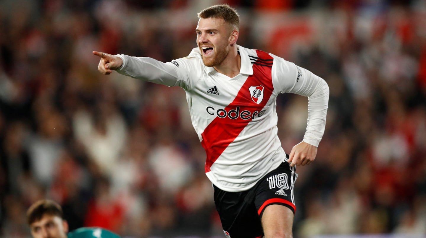 Lucas Beltrán celebra un gol con la camiseta de River Plate en el estadio