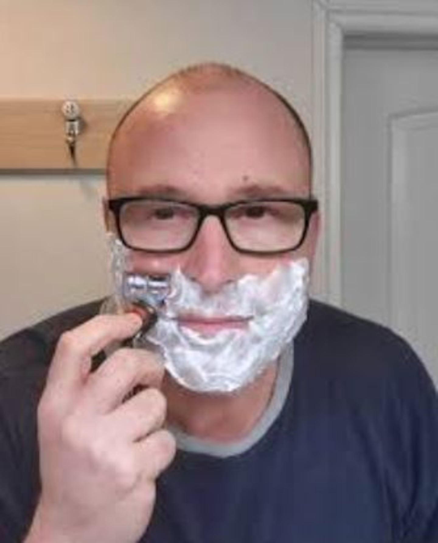 Hombre afeitándose con espuma en la cara