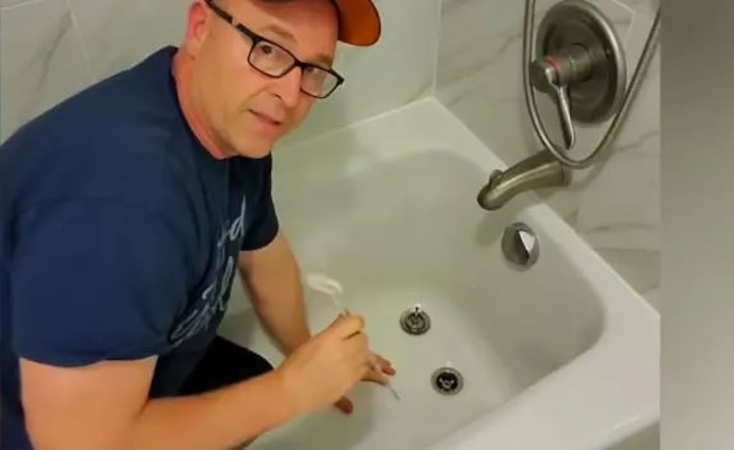 Rob Kenney enseñando a limpiar el desagüe de una bañera