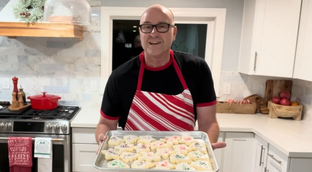 Rob Kenney, el papá de internet, enseñando en su canal de YouTube