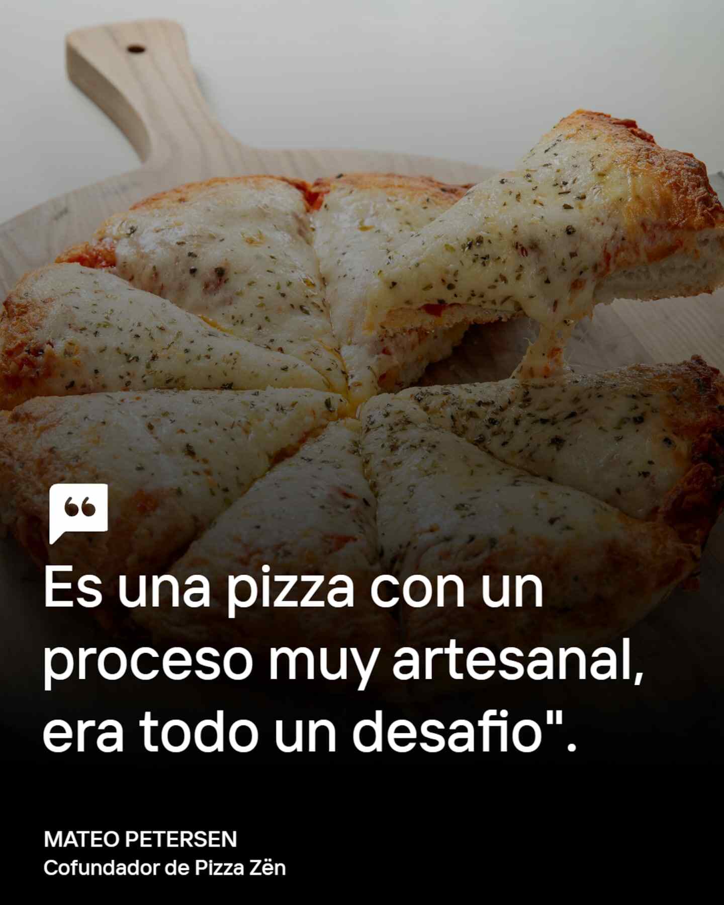 Pizza al molde lista para hornear presentada por Roberto Petersen durante la Copa del Mundo