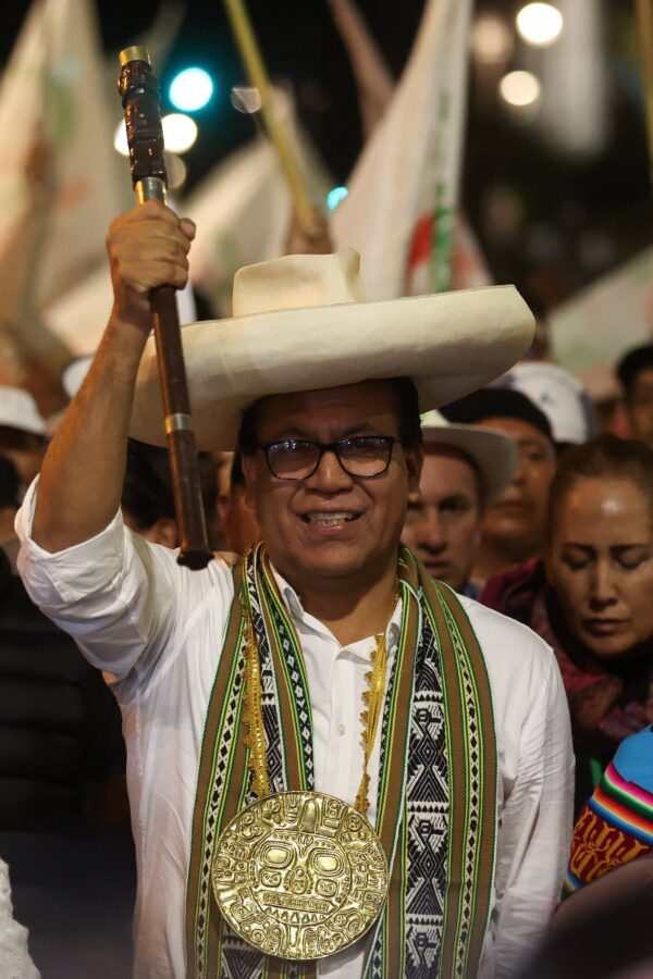 Roberto Sánchez levantando un bastón en un mitin electoral en Perú
