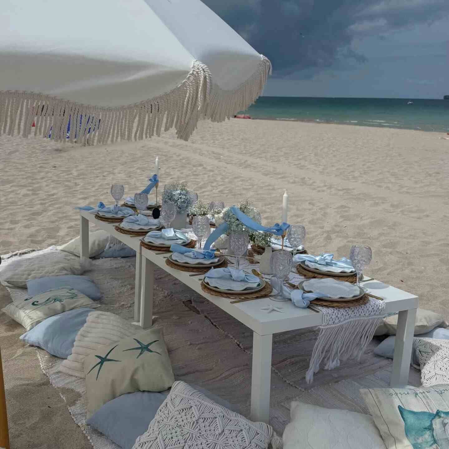 Mesa decorada en la playa para celebrar el cumpleaños de Aitana, hija de Rocío Guirao Díaz