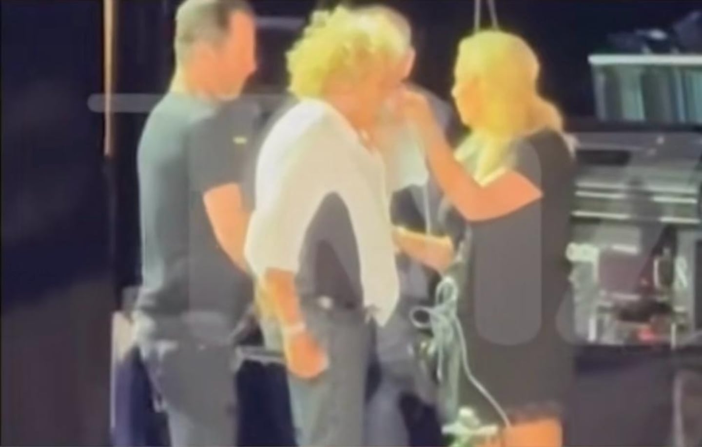 Rod Stewart recibiendo asistencia médica en el escenario durante su concierto en Utah