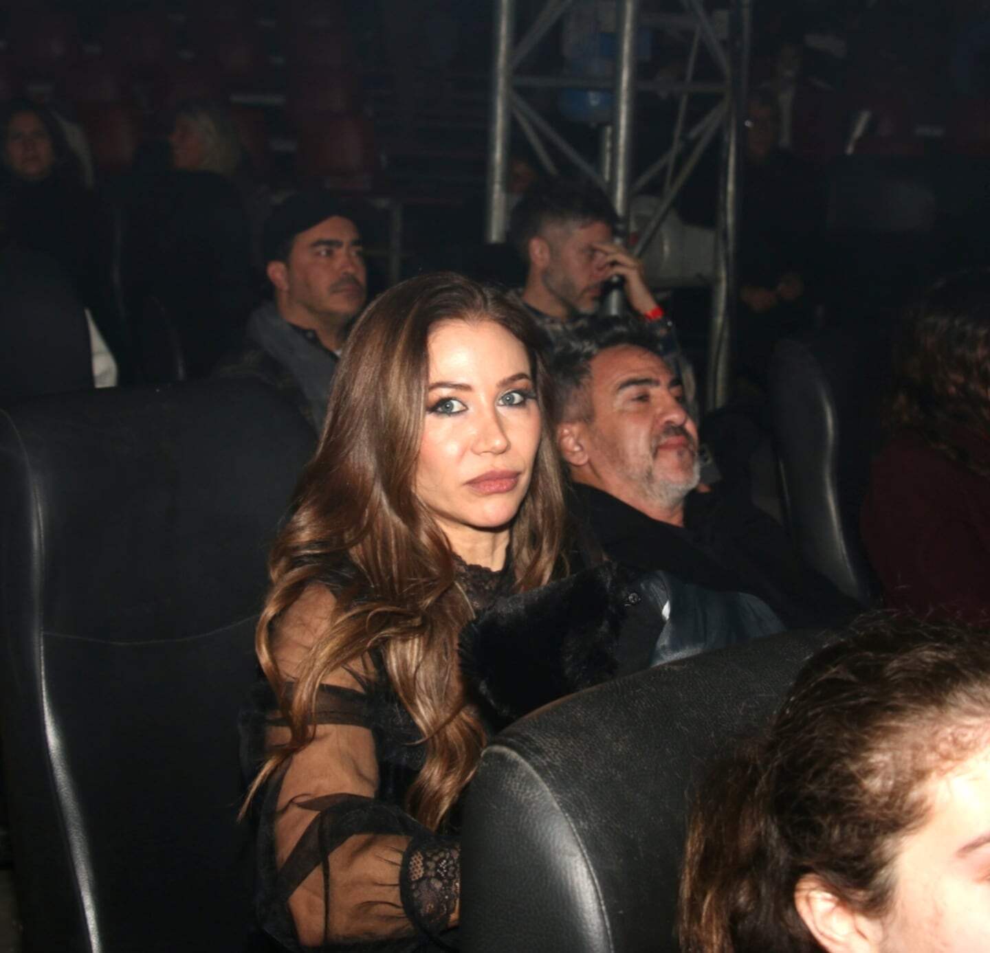 Adabel Guerrero en un evento, sentada entre el público