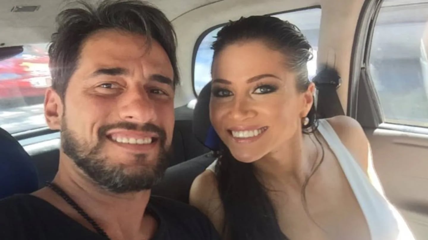Rodrigo Alenaz y Adabel Guerrero posando juntos en un automóvil