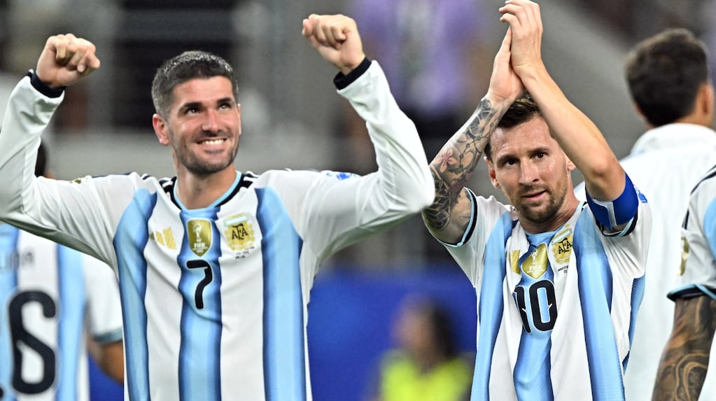 Rodrigo De Paul y Lionel Messi durante un partido del Mundial 2026