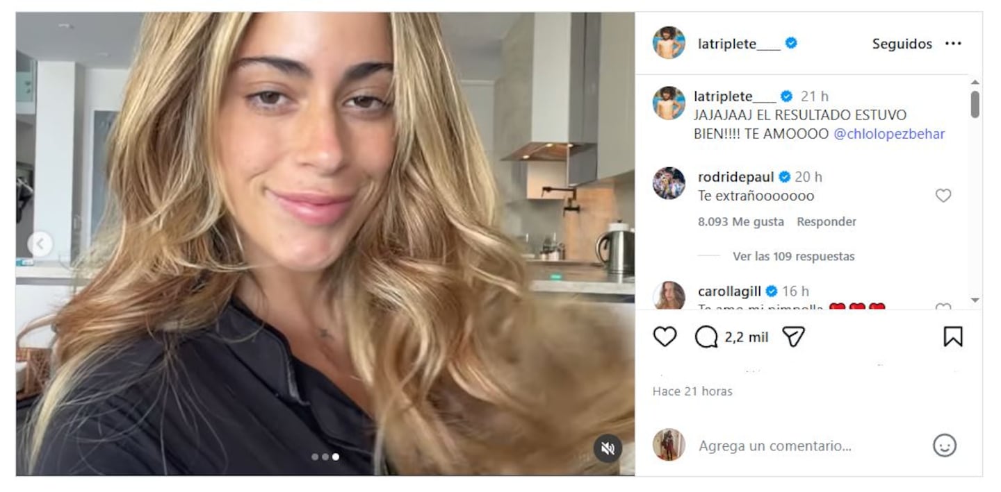 Tini Stoessel sonríe mientras se graba un video en casa