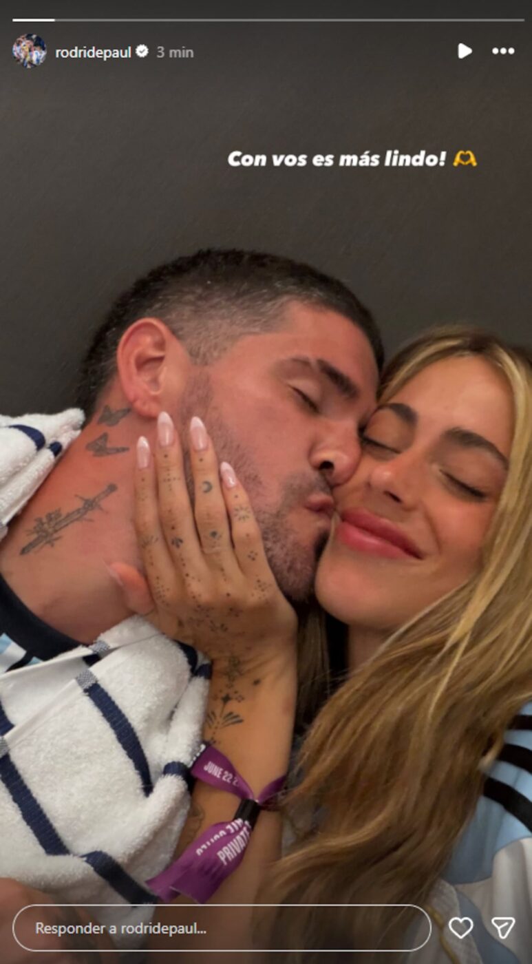 Rodrigo De Paul y Tini Stoessel se besan en un momento de celebración tras la victoria de Argentina en el Mundial 2026