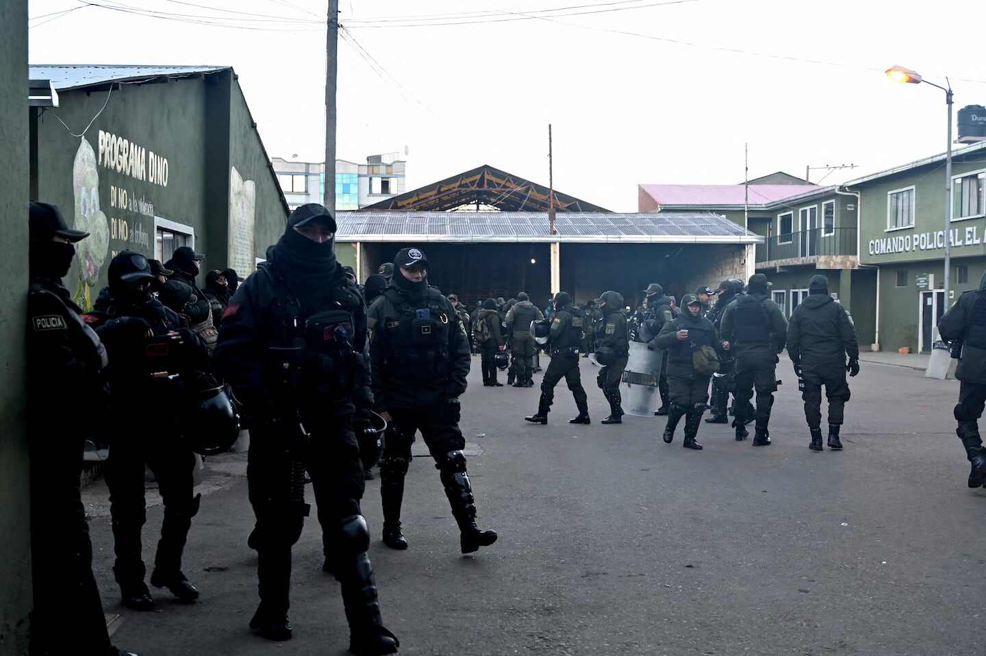 Policías en formación durante el estado de excepción en Bolivia por protestas masivas