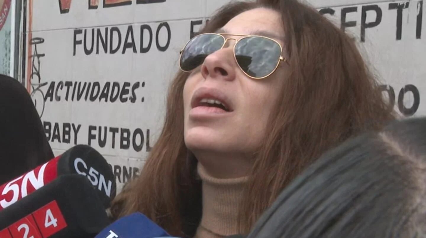 Romina Gaetani hablando con la prensa sobre Ernestina Pais