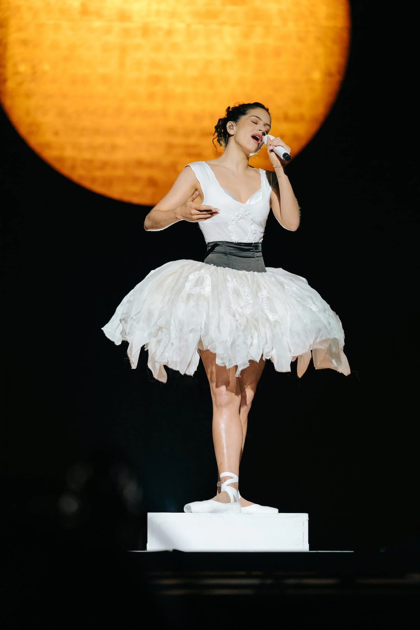 Rosalía canta en el Ceasar’s Palace de Las Vegas con un vestido de látex traslúcido