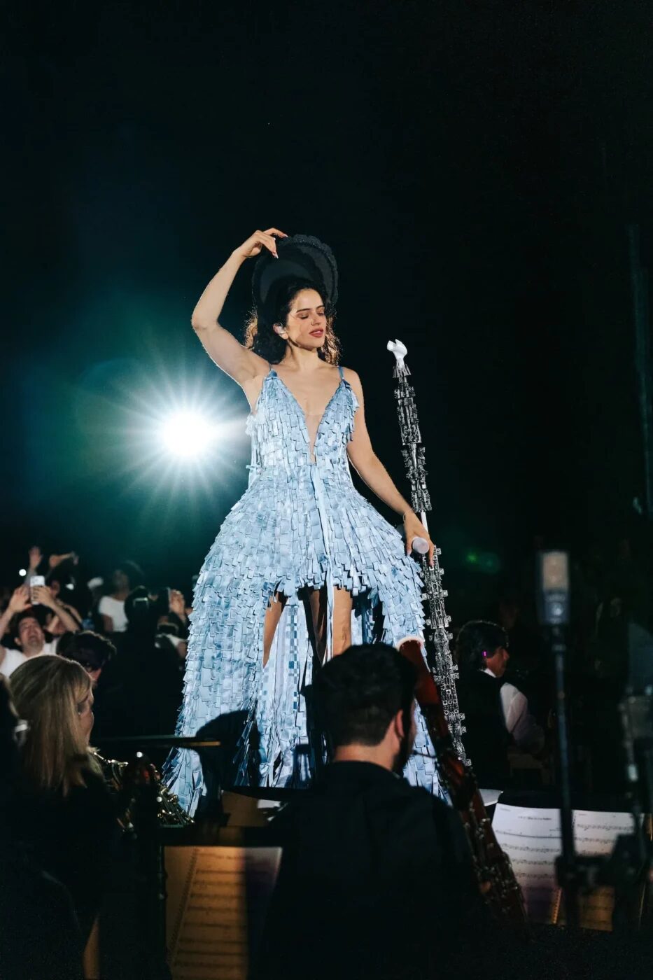 Rosalía en Las Vegas con un vestido de látex traslúcido en el Ceasar’s Palace