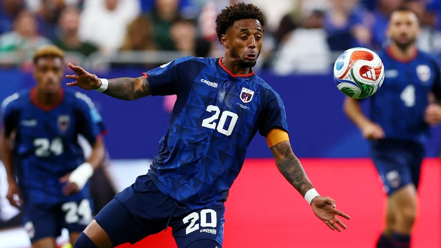 Ryan Mendes, capitán de Cabo Verde, en acción durante un partido de fútbol