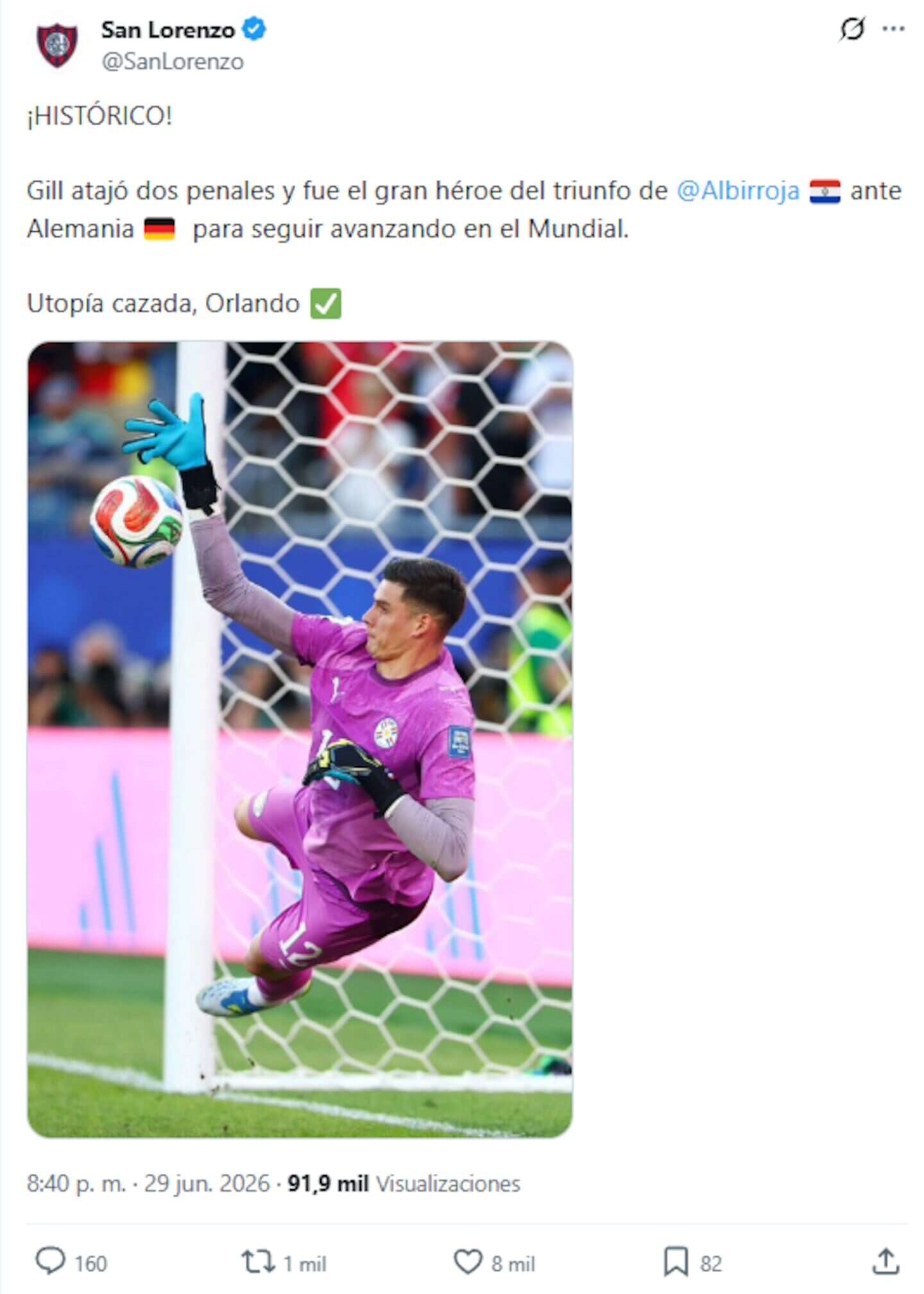 Orlando Gill atajando un penal durante el Mundial 2026
