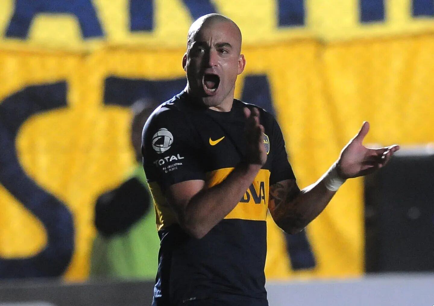 Santiago Silva celebrando un gol con la camiseta de Boca Juniors