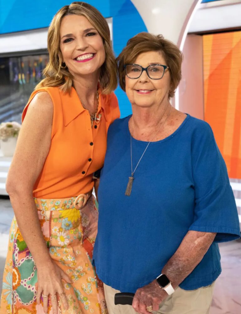 Savannah Guthrie posando con su madre Nancy Guthrie en el programa 'Today'