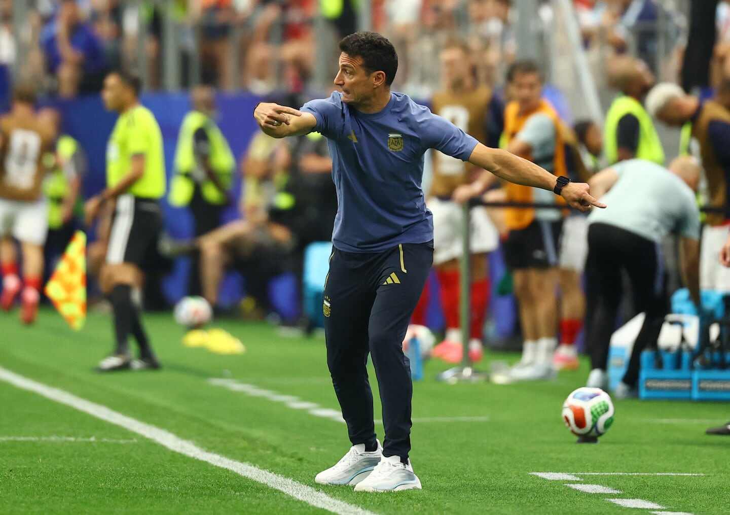 Lionel Scaloni dirigiendo a la Selección argentina durante el partido contra Austria en el Mundial