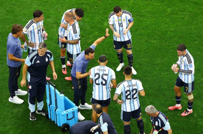 Lionel Scaloni celebra con el equipo argentino tras la victoria sobre Austria en el Mundial 2026