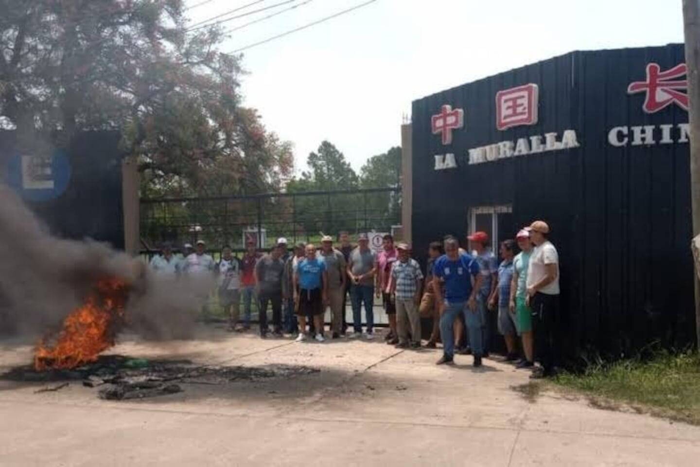 Protesta de trabajadores frente al frigorífico La Muralla en Corrientes