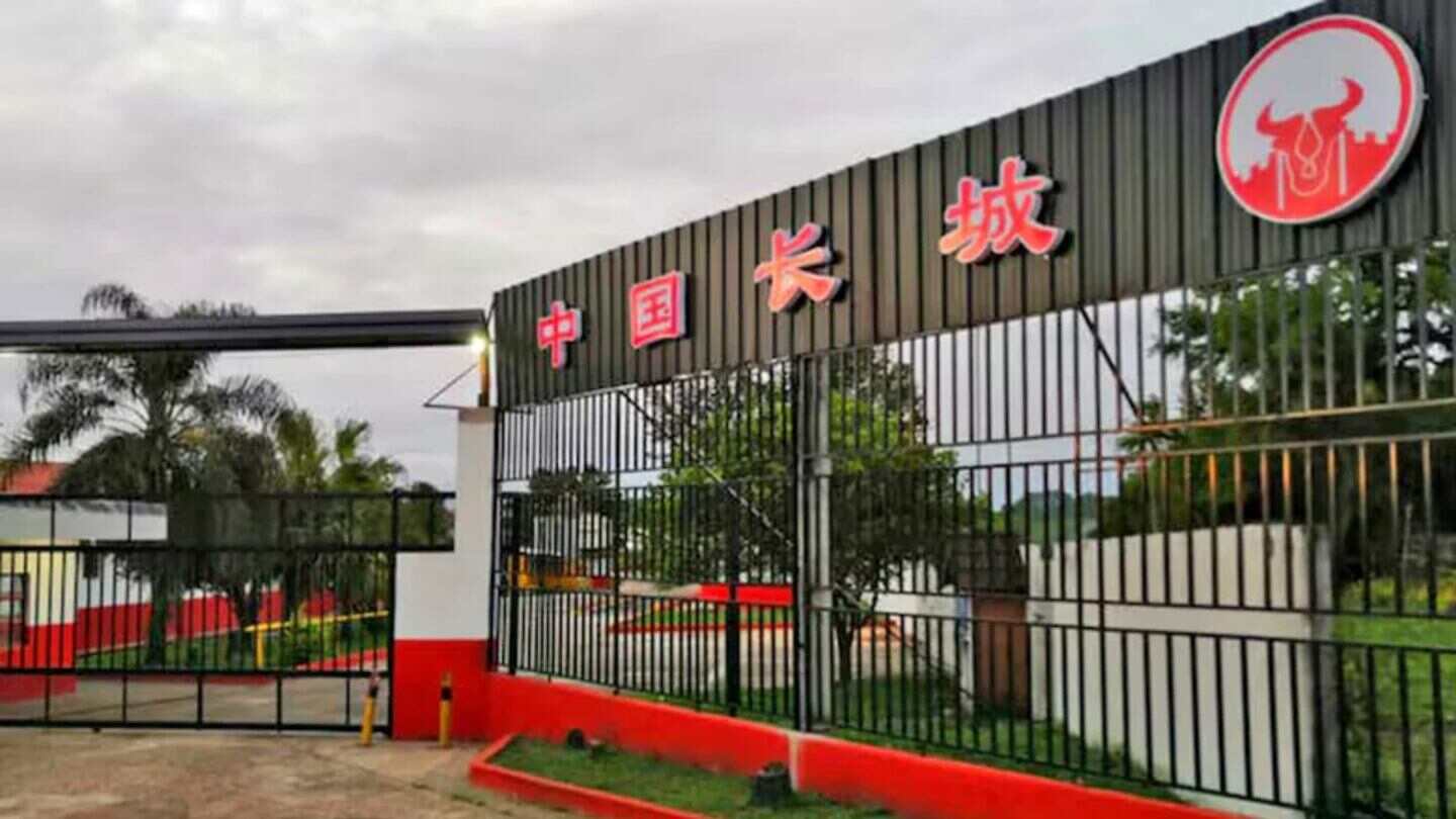 Entrada del frigorífico en Corrientes con letrero en chino y estructura metálica