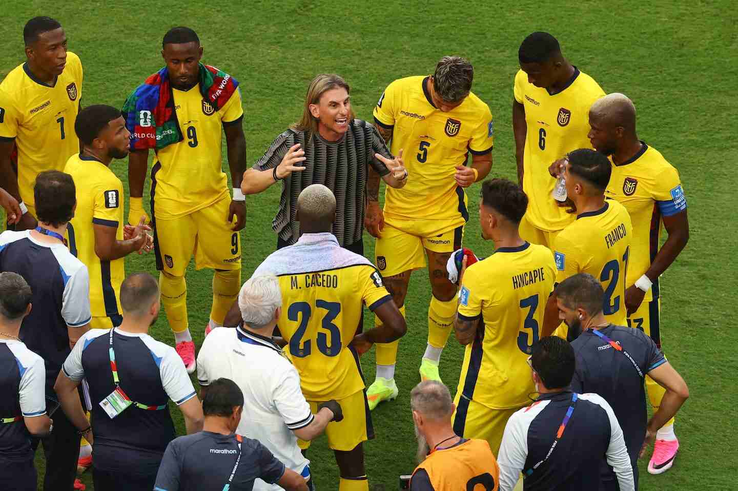 Sebastián Beccacece dirigiendo a la selección ecuatoriana durante un tiempo muerto en el Mundial 2026