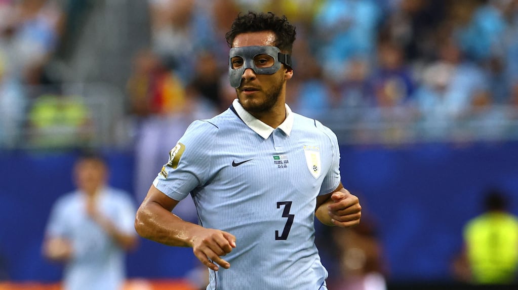 Sebastián Cáceres, defensor de la selección uruguaya con máscara en el Mundial 2026