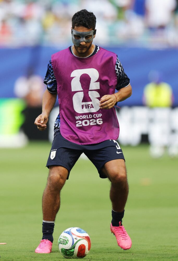 Sebastián Cáceres entrenando con máscara protectora durante el Mundial 2026