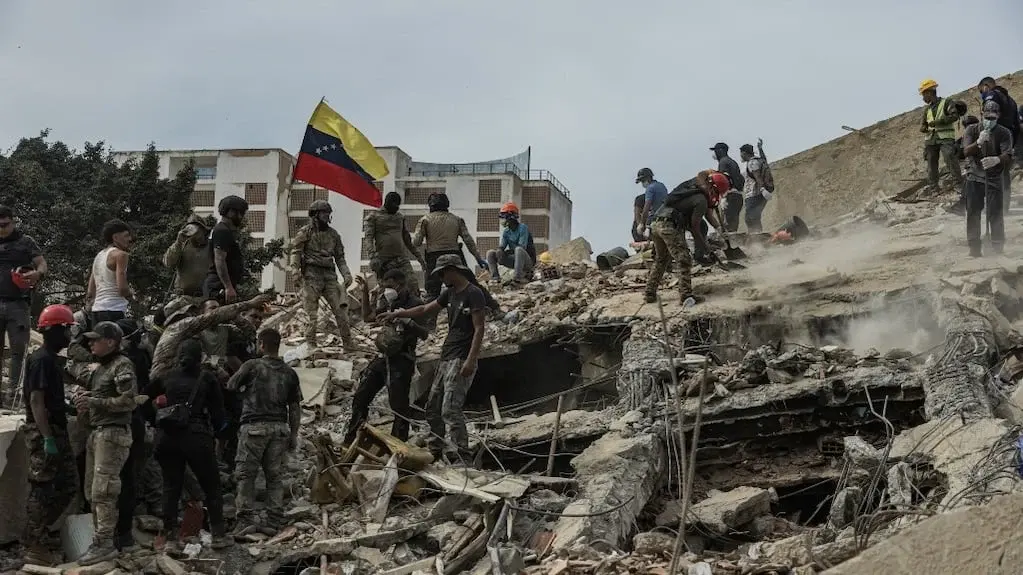 Rescatistas en Venezuela tras terremotos