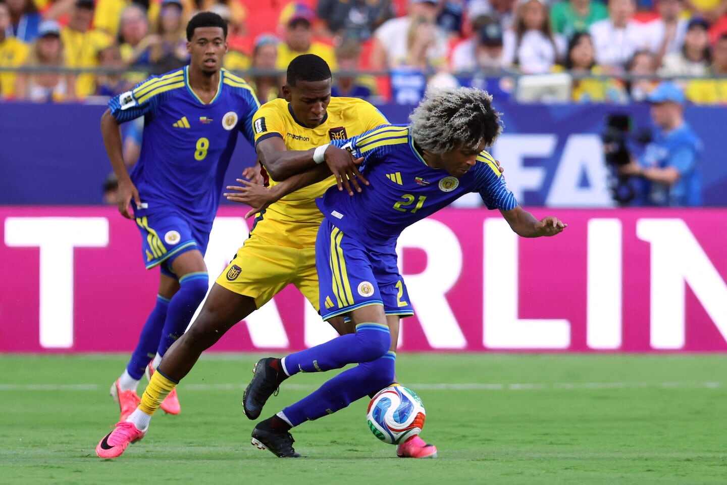 Jugadores de Ecuador y Paraguay compiten por el balón en un partido del Mundial 2026