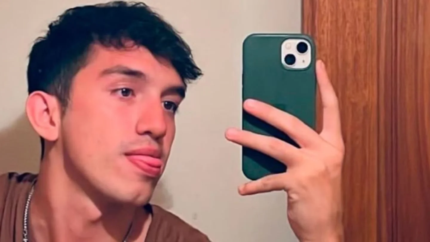 Joven tomando una selfie con un teléfono móvil en un ambiente interior