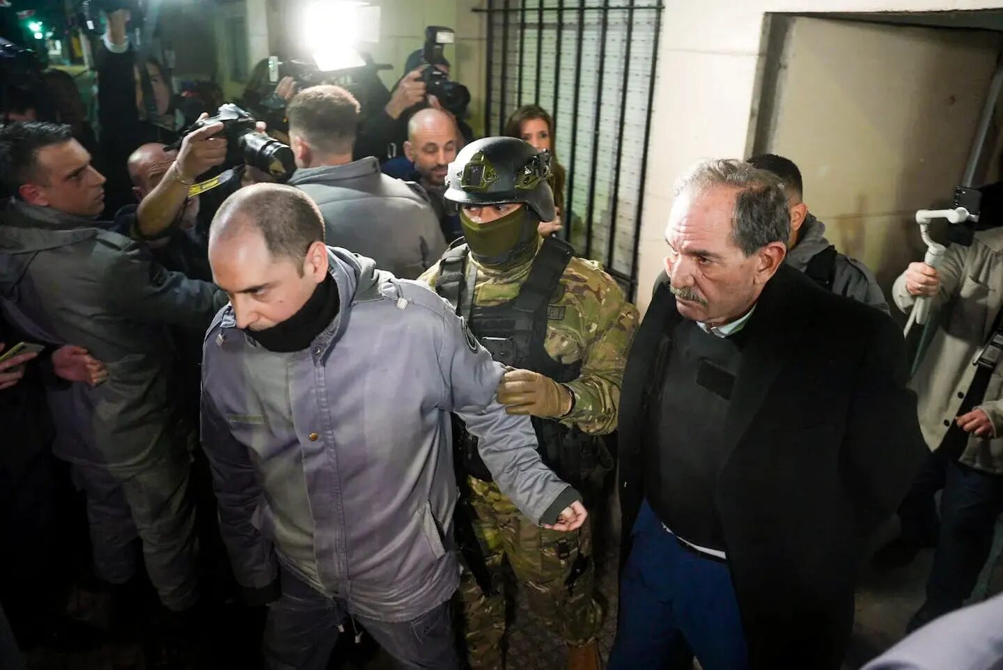 Detención de un sospechoso en un operativo policial con presencia de medios de comunicación