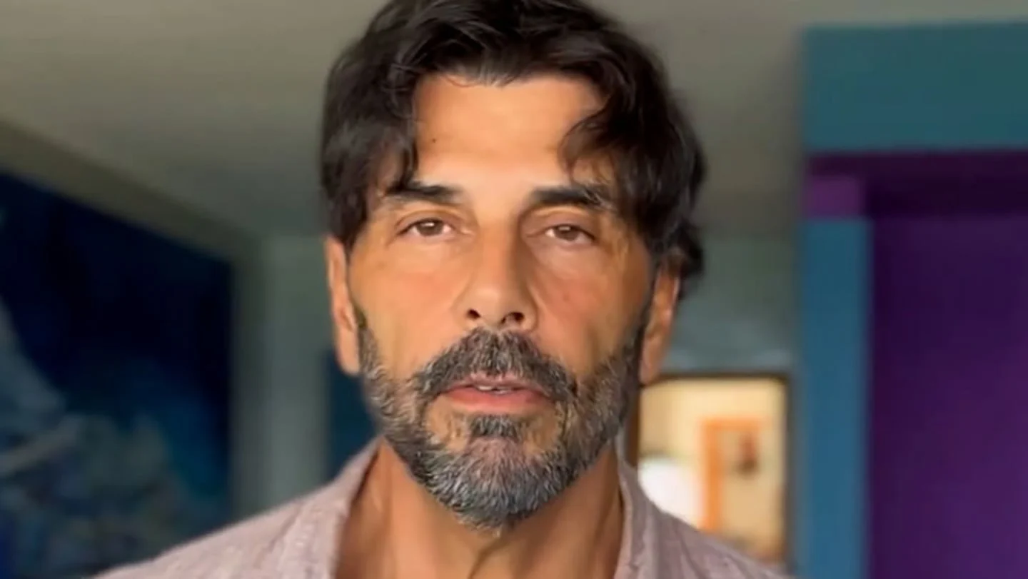 Hombre con barba y cabello oscuro en un entorno interior