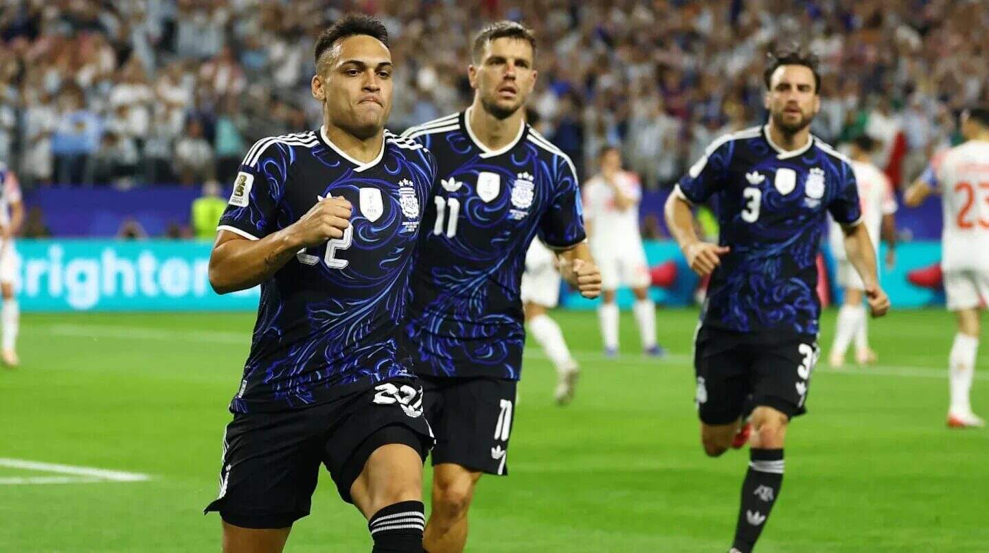 Lautaro Martínez celebra su gol en la Copa del Mundo con la Selección Argentina