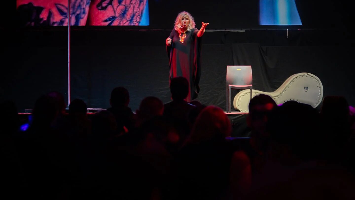 Presentadora en el escenario de SexpoErótica en Córdoba, Argentina