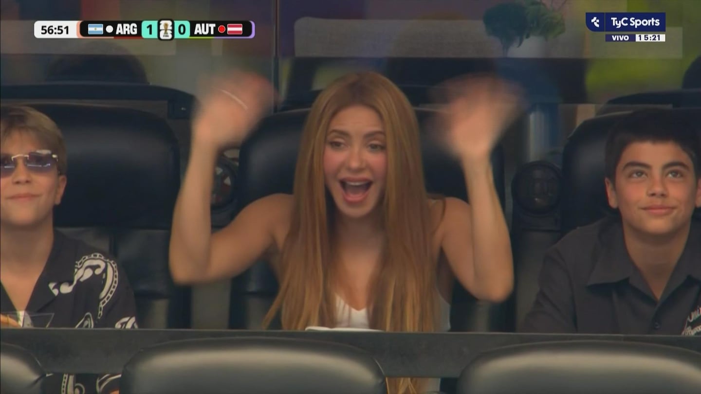 Shakira sonriente en el estadio durante el Mundial 2026, levantando las manos con entusiasmo