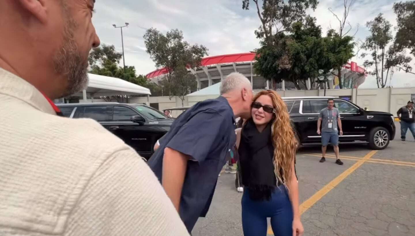 Shakira recibiendo un beso en la mejilla de su hijo en el Mundial 2026