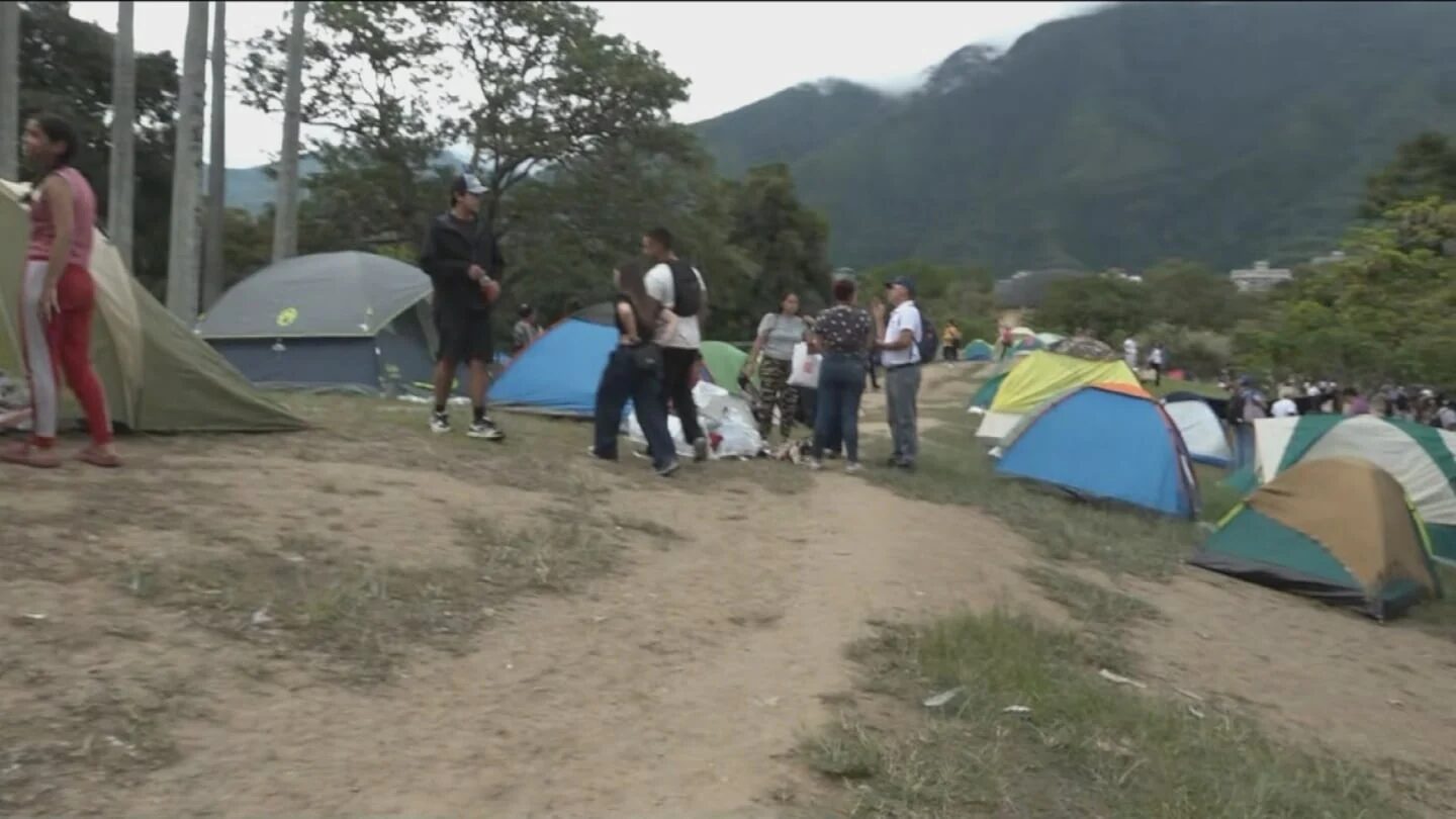 Sobrevivientes de terremotos en Caracas acampan en un parque con tiendas de campaña