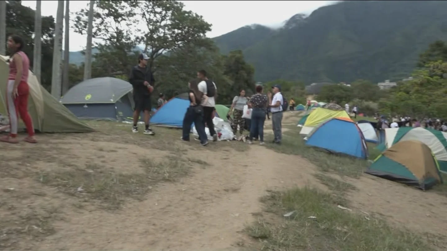Sobrevivientes de terremotos en Caracas acampan en un parque con tiendas de campaña