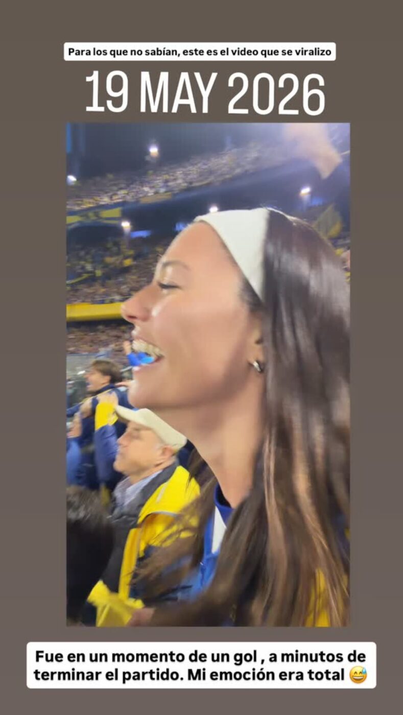 Sofía 'Jujuy' Jiménez sonríe en un estadio durante un partido de fútbol