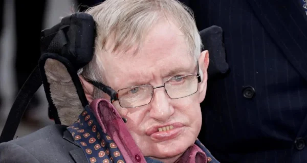 Stephen Hawking reflexionando sobre el cosmos