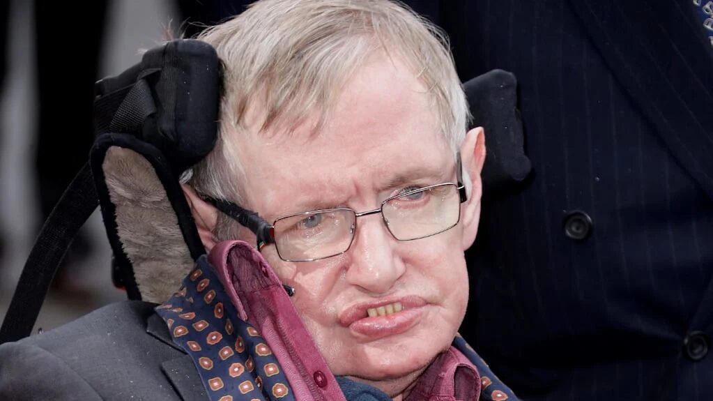 Stephen Hawking reflexionando sobre el cosmos