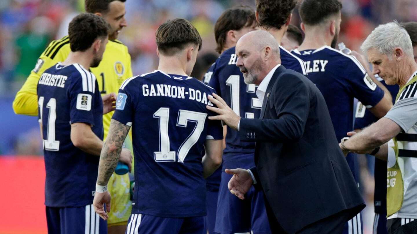 Steve Clarke dirigiendo a la selección escocesa durante un partido