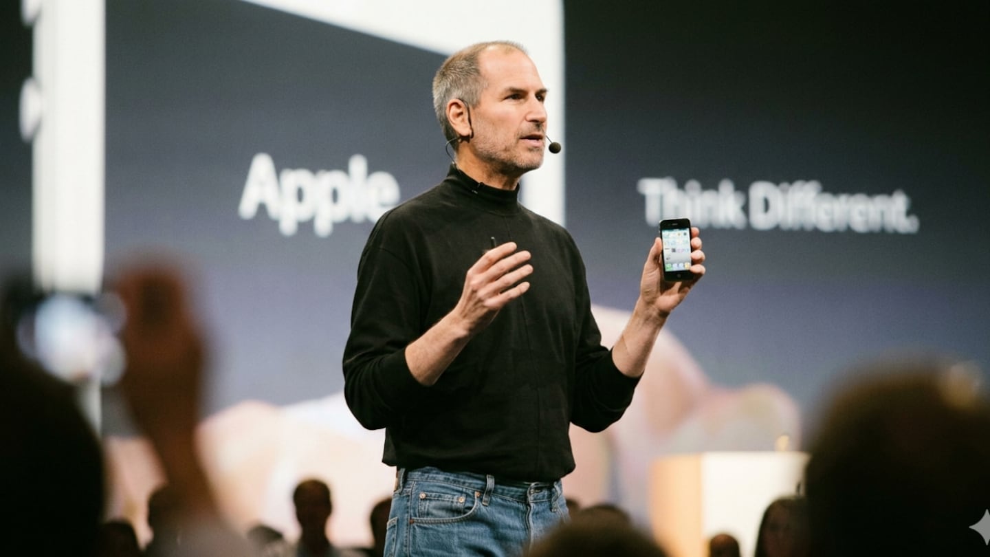 Steve Jobs presentando un producto de Apple en un evento