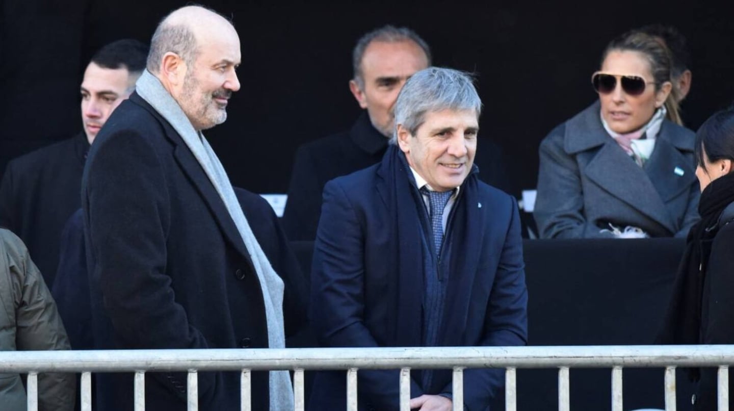 Federico Sturzenegger y otros asistentes en un evento público